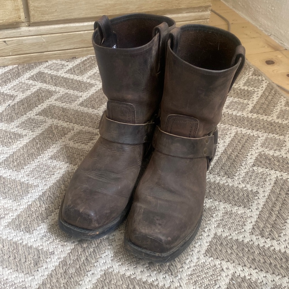 Men’s size 9 Harness Boots In excellent condition. Worn only briefly
